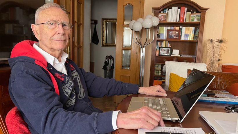 el padre de lorraine en su ordenador
