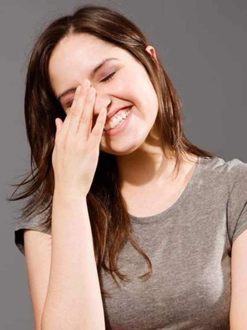 Una mujer sonriendo