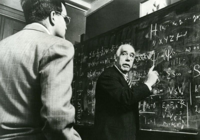 Niels Bohr dando clase a uno de sus alumnos- 'Danish Film Institute'.