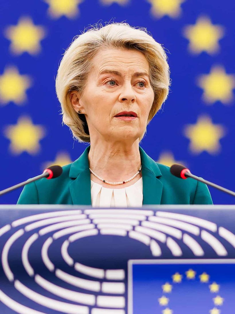 Ursula von der Leyen, Presidenta de la Comisión Europea, se ve en el edificio del Parlamento Europeo mientras habla en Straßburg, Francia