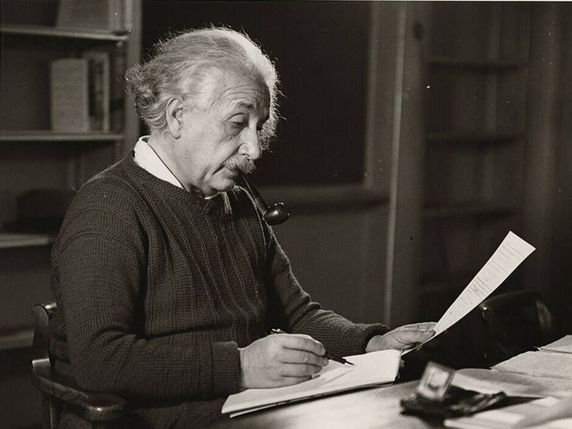 Einstein escribiendo.