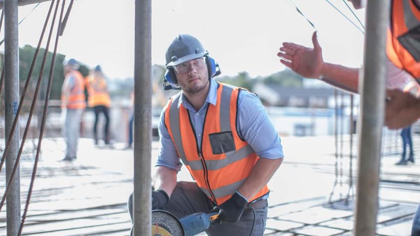 Un joven trabajador en la obra