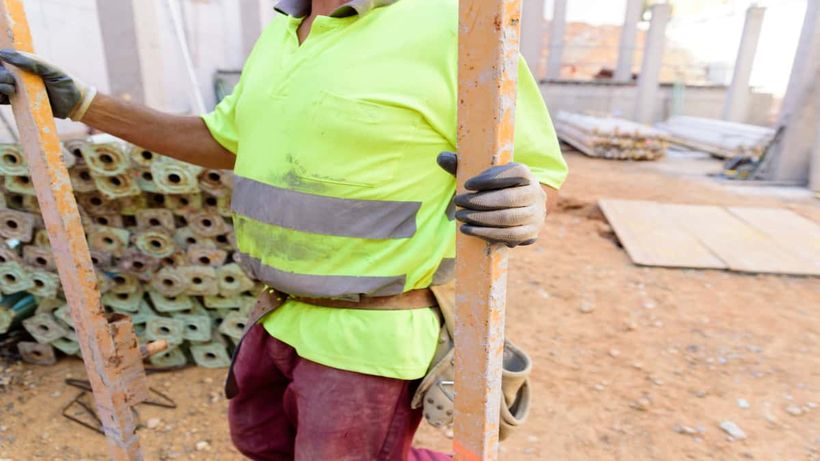 Trabajador en la obra poniendo tabiques