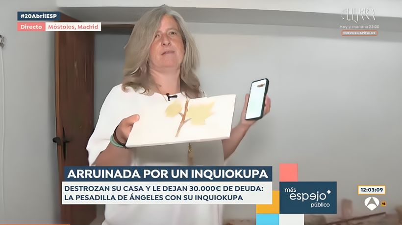 Ángeles, inquilina, mostrando la situación al programa- 'Espejo Público'.