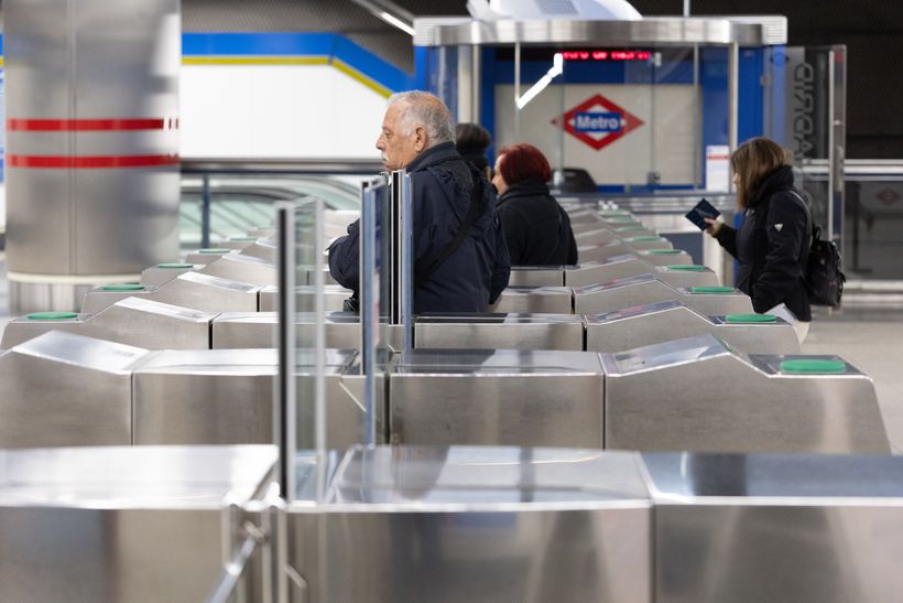 Varias personas en la estación de Metro de Móstoles Central