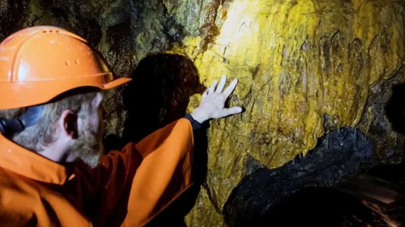 Minero en el interior de una mina de cobre
