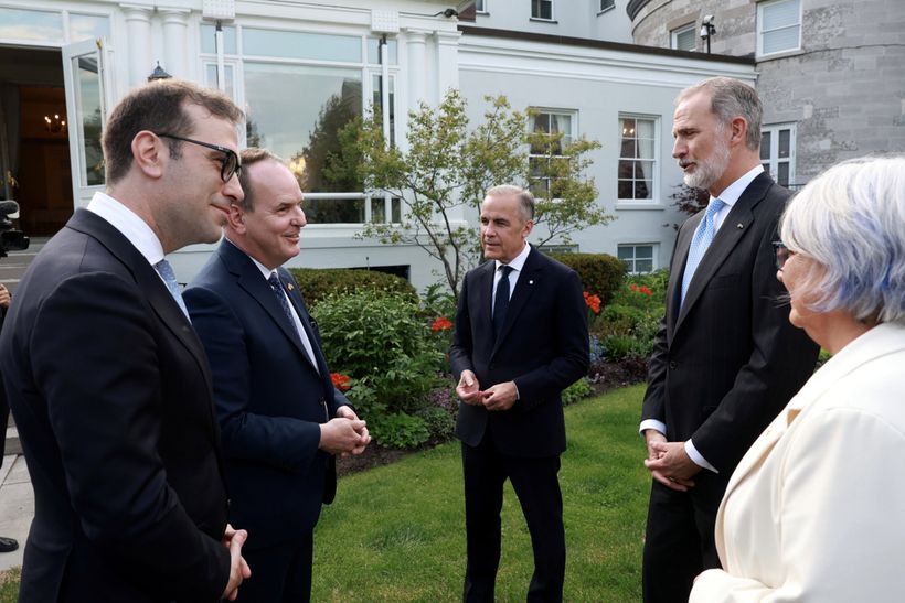 El Rey Felipe VI conversa con Mark Carney y Carlos Cuerpo