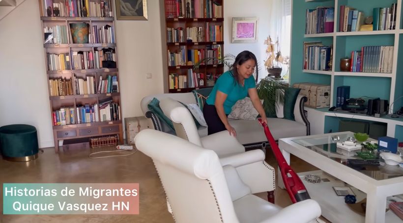 Melissa ejerciendo su labor de limpiadora- 'Historias de migrantes'.