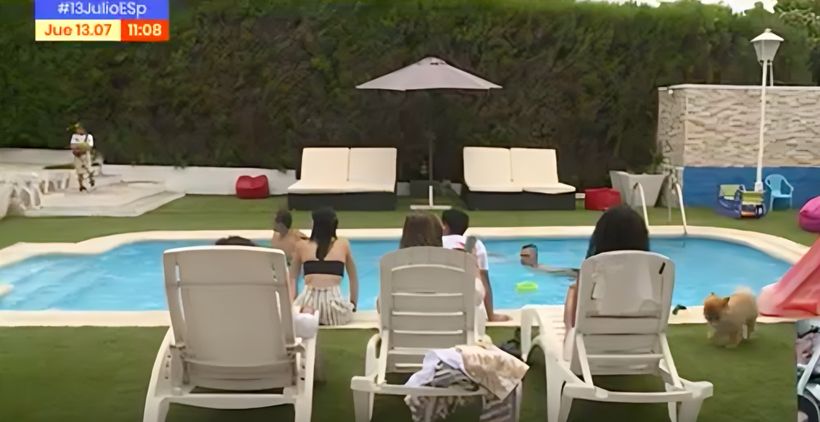 Clientes disfrutando de la piscina- 'Espejo Público'.