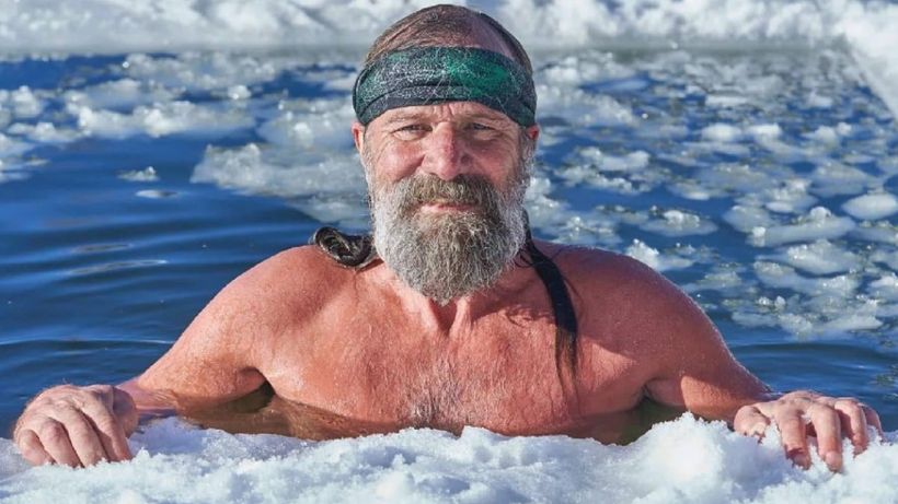 Wim Hof dándose un baño en el hielo
