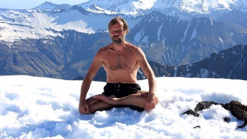 Wim Hof meditando en la nieve