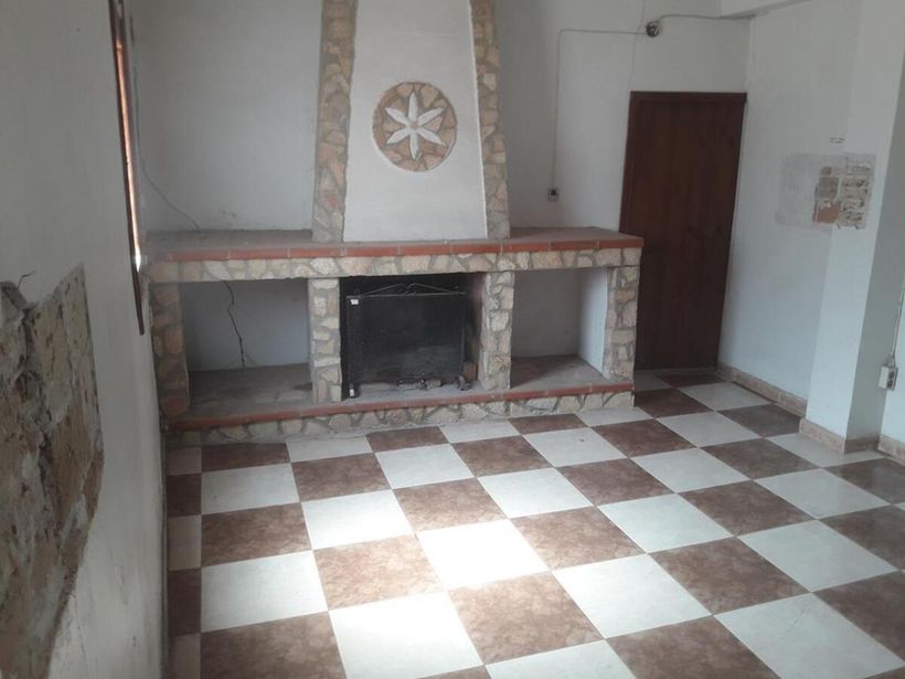 Salon con chimenea