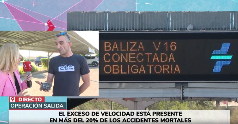 Roberto enseñando la baliza V-16 a la reportera de Telemadrid.