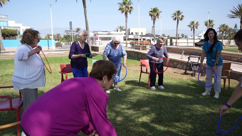 personas mayores en playa con animadora