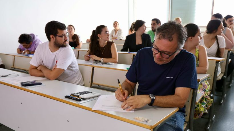 Varias personas se examinan en una oposición