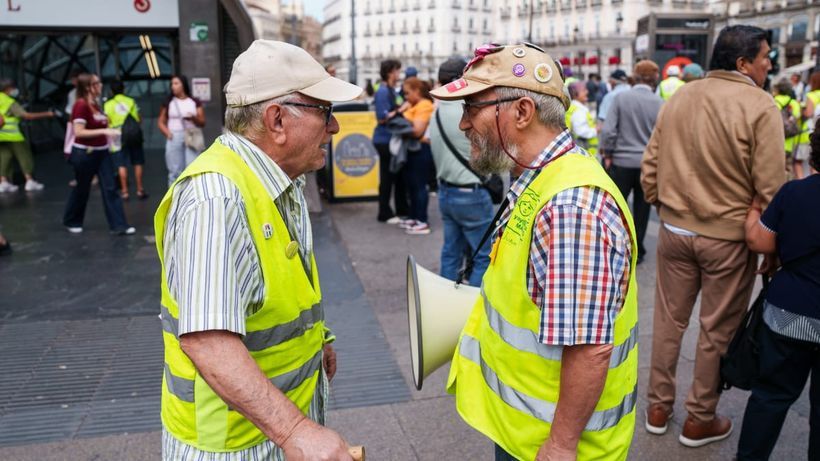 Dos pensionistas hablando durante una manifestación en defensa de las pensiones