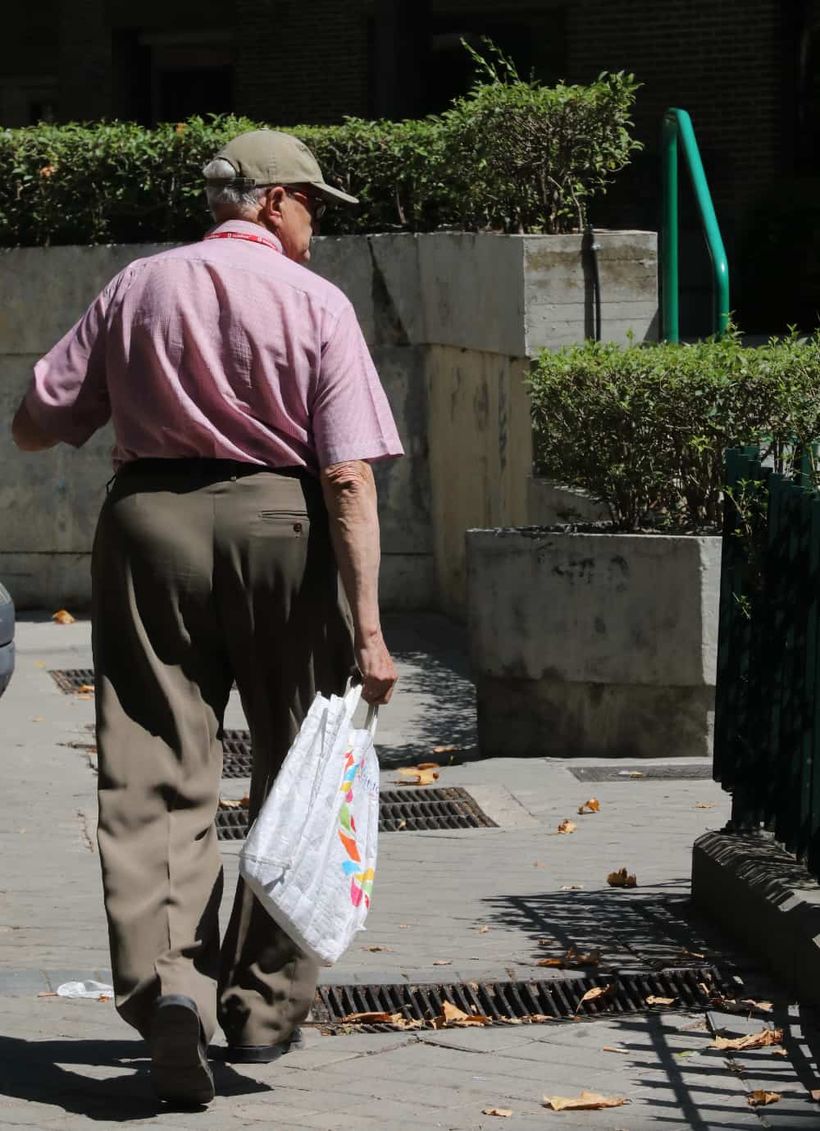 Pensionista paseando