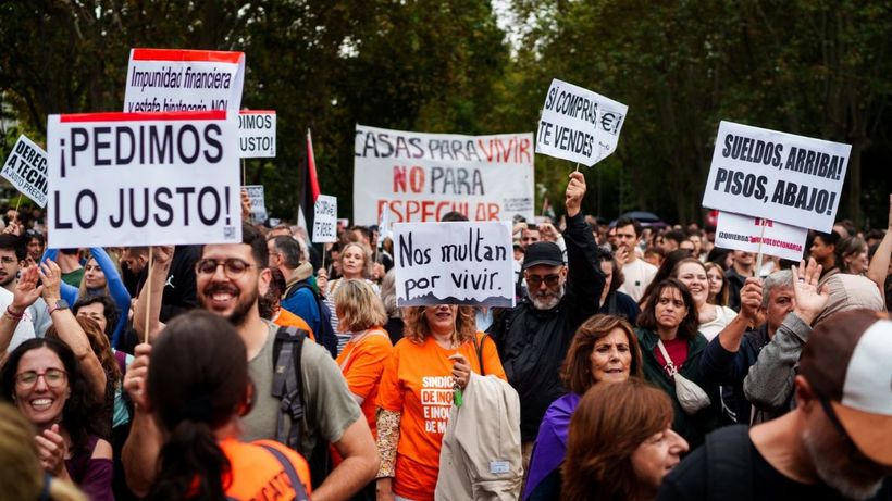 Varias personas sostienen pancartas con lemas de vivienda en Madrid