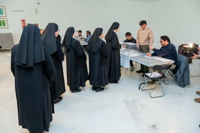 Monjas votando en las elecciones generales