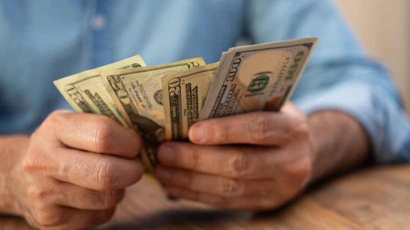 Persona contando dinero en efectivo