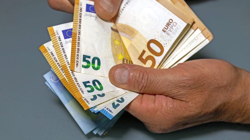 Manos con billetes de euro