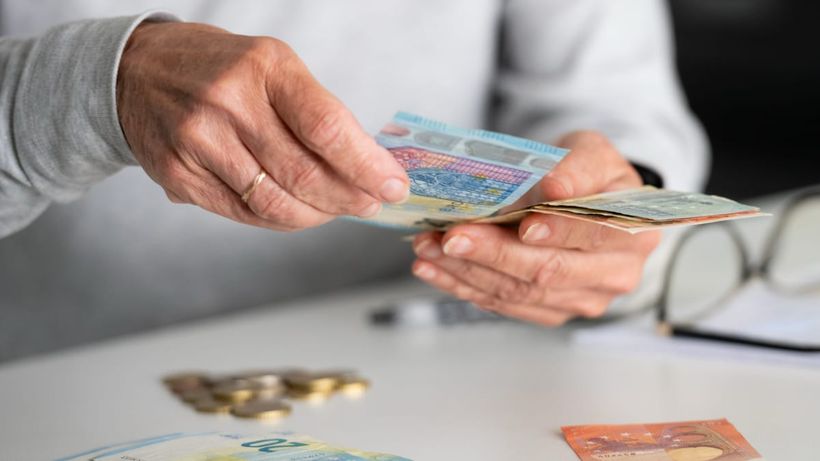 Jubilado cuenta varios billetes y monedas de euro