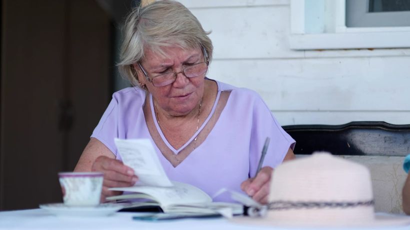 imagen de una mujer mayor recibiendo una notificación