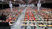 Una multitud de aspirantes esperando realizar el examen de oposición