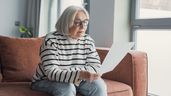 Mujer revisa su pensión