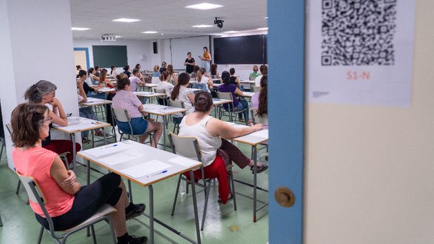 Personas esperando un examen
