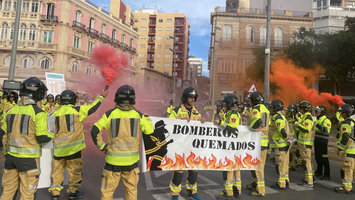 Los bomberos de Almería ‘quemados’ por la precariedad de las instalaciones y la congelación de salarios