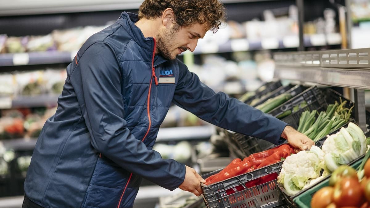 Sueldo de 1.308 euros y empleo fijo: Aldi busca cajeros, reponedores y personal de oficina