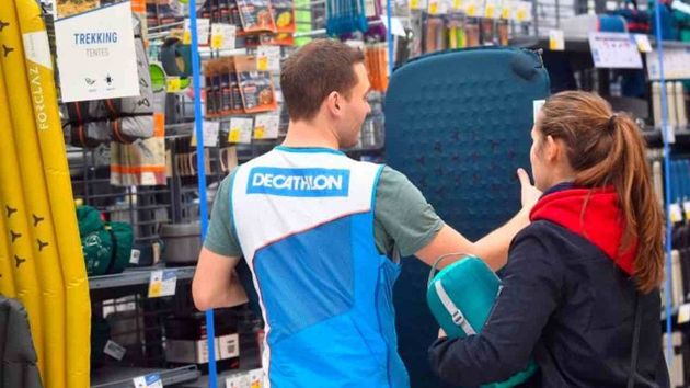 Decathlon busca 944 empleados con sueldo de 1.367 euros y sin experiencia