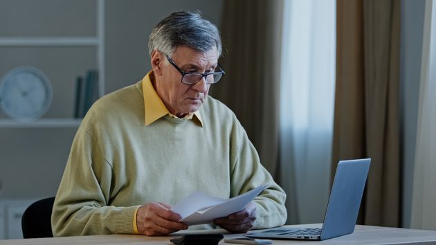 Hombre consulta su cuenta bancaria