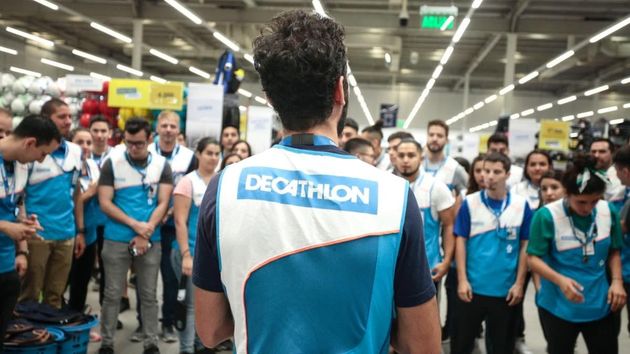 Decathlon busca personal: contrato indefinido, 23 días laborables de vacaciones y sueldo mínimo de 1.367,80 euros