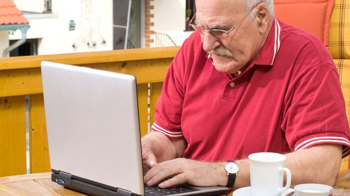 ¿A qué edad me puedo jubilar con 15 años cotizados en 2025? La pensión que queda