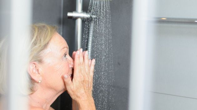 Las personas mayores de 65 años no deben ducharse todos los días: esta médica explica porqué