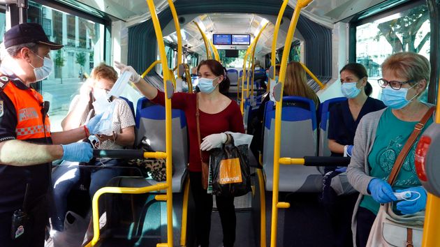 Sanidad propone la vuelta a las mascarillas en el transporte público y supermercados ¿cuándo?