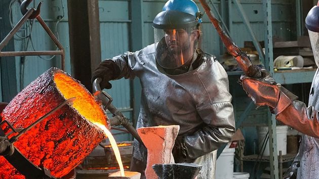 Un operario de fundición logra la incapacidad permanente total con una pensión de 3.000,51 euros tras un accidente no laboral: la Seguridad Social se la denegó