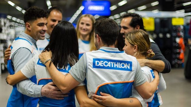 Sueldo de 1.480 euros y plus de nocturnidad: Decathlon busca personal sin experiencia para trabajar en sus tiendas