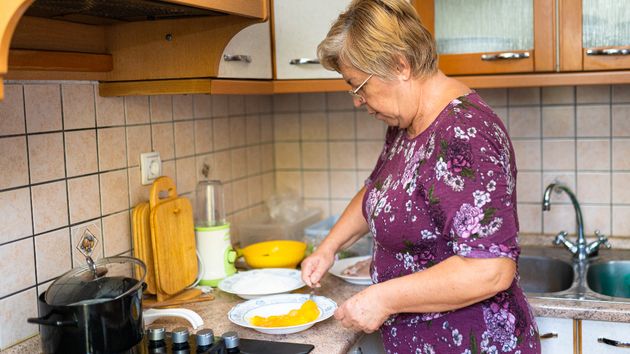 Las ayudas que pueden solicitar las amas de casa mayores de 52 años en 2026