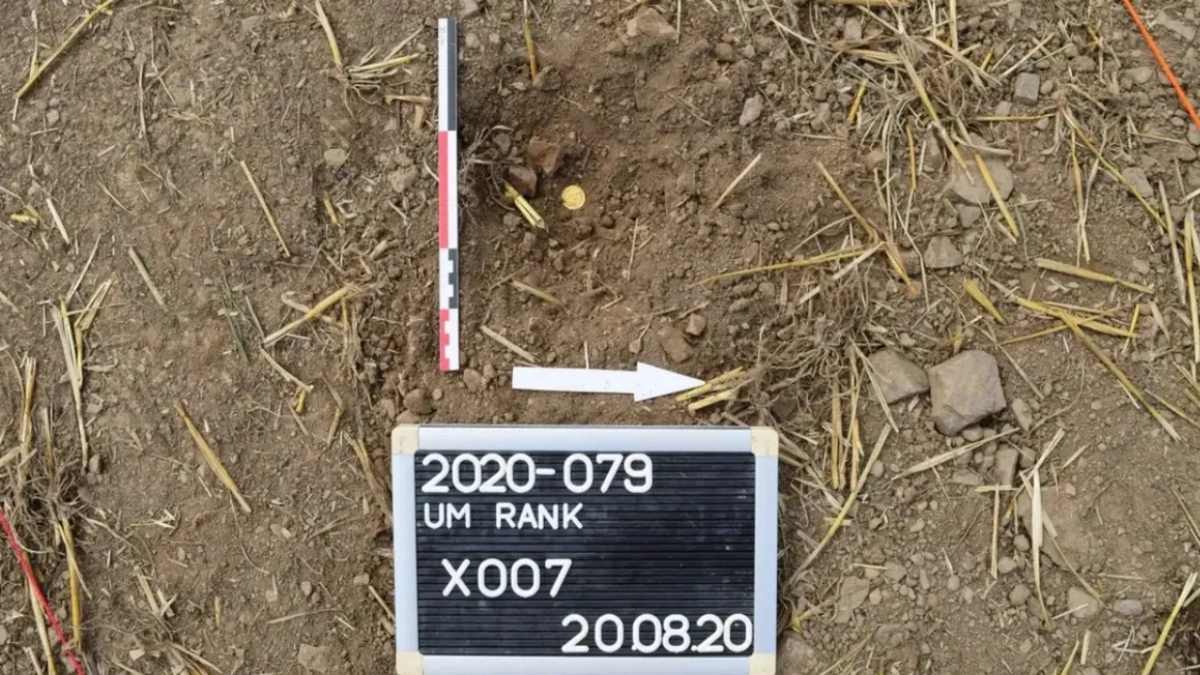 Hallazgo histórico: arqueólogos descubren un yacimiento “extremadamente raro” con 141 monedas de oro de un emperador romano casi desconocido