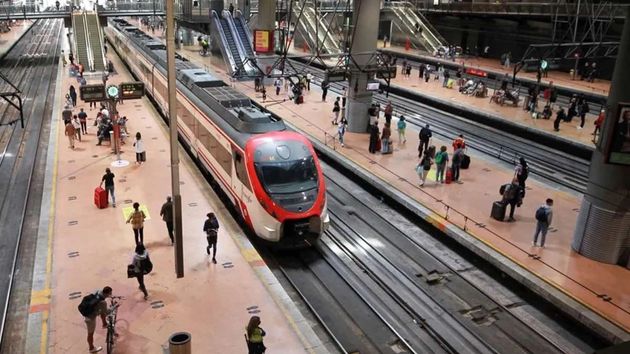 Renfe convoca una nueva oferta de empleo público para 300 operadores comerciales: basta con tener Bachillerato y no piden experiencia