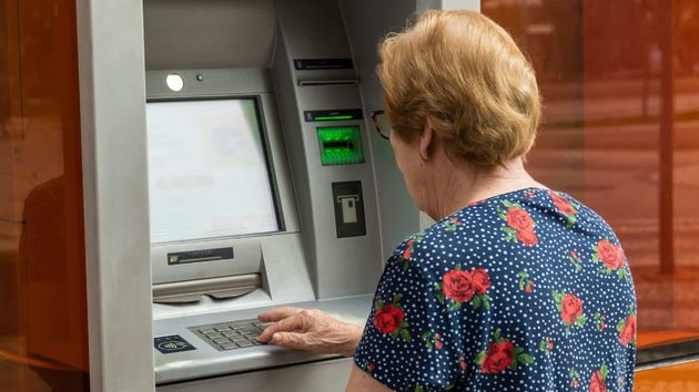 Cuándo se cobran las pensiones en febrero de 2025: fechas de CaixaBank, BBVA, Santander, ING y otros bancos