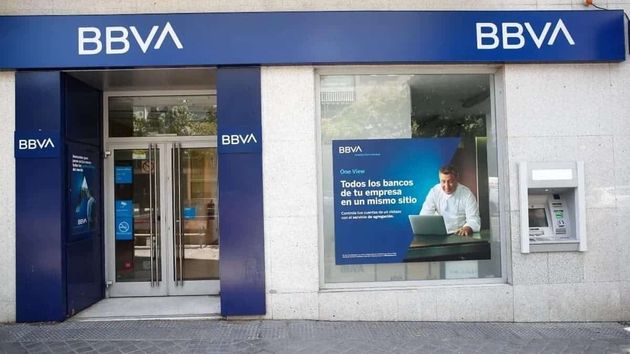 Una empleada con 18 años en BBVA es despedida por vender a una clienta de 85 años un producto de 180.000 euros falsificando sus riesgos: despido procedente