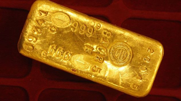 Tres obreros encuentran dos lingotes de oro de 200.000 euros mientras hacían una reforma en una sucursal bancaria: “pensamos que éramos ricos”