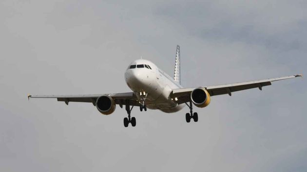 Un pasajero gana a Vueling y tendrán que devolverle el recargo que pagó por su equipaje de mano