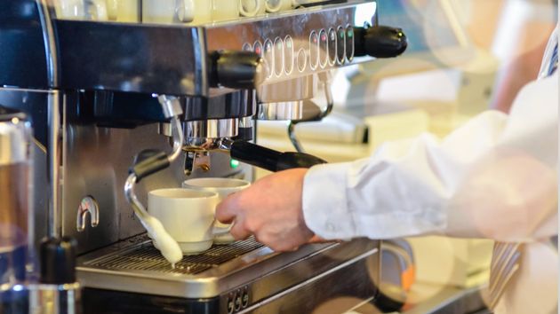 Esta conocida cadena de cafeterías anuncia el despido de miles de trabajadores por la caída de sus ventas