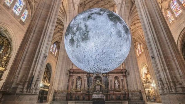 Una luna gigante dentro de una catedral: dónde se encuentra esta exposición