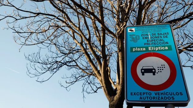Una conductora es multada con 3.000 euros por entrar en zona ZBE de Madrid y ahora la Justicia dice que la sanción es ilegal